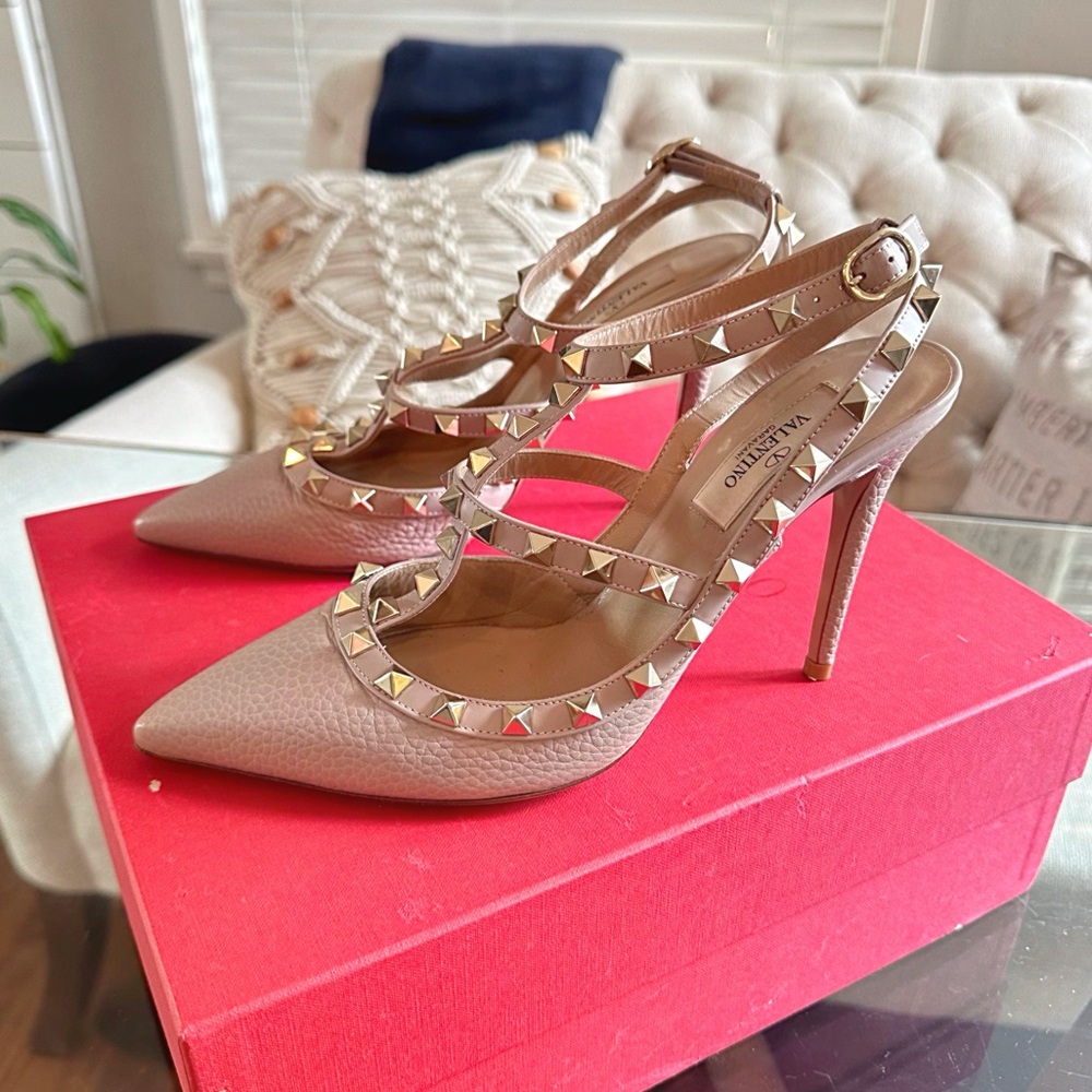 Rockstud Caged Grainy Leather Pump - Like New!!  100 MM (Size 7.5 / 37.5)